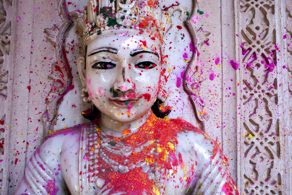 DIVING INTO THE COLORS　OF HOLI